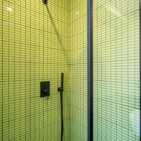 Bright & 2br In Historic Heart Of *