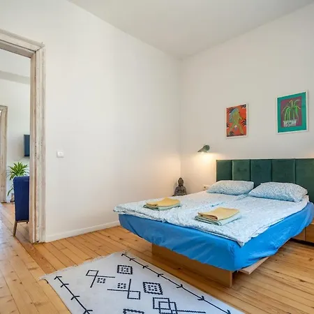 Bright & 2br In Historic Heart Of