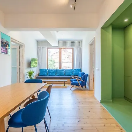 Bright & 2br In Historic Heart Of