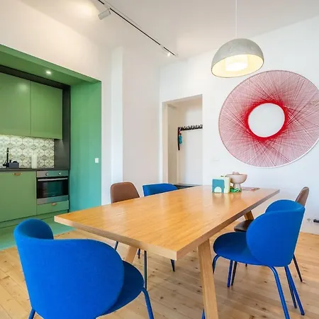 Bright & 2br In Historic Heart Of Apartman Szófia