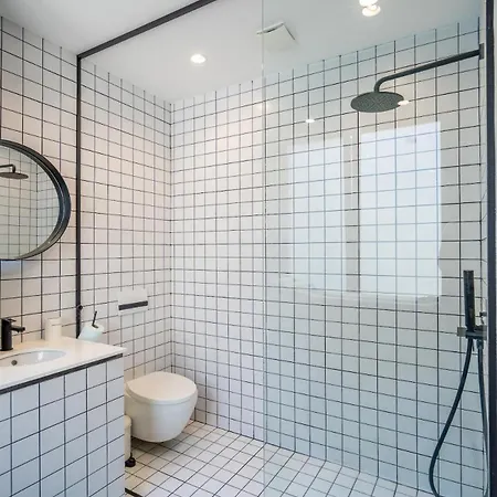 Bright & 2br In Historic Heart Of Apartman Szófia