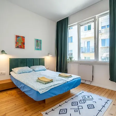 Апартаменты Bright & 2br In Historic Heart Of София