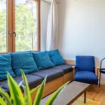 Bright & 2br In Historic Heart Of *