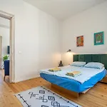 Bright & 2br In Historic Heart Of