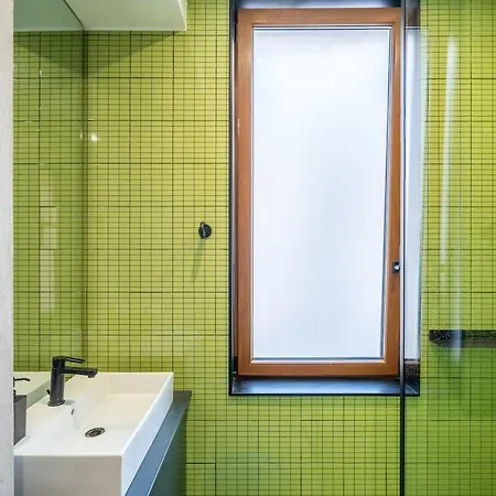 Bright & 2br In Historic Heart Of