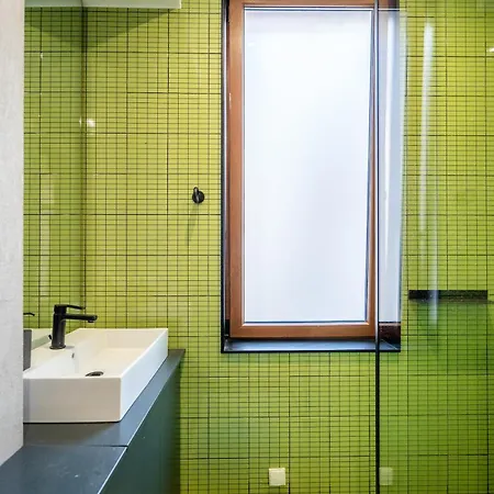 Bright & 2br In Historic Heart Of *