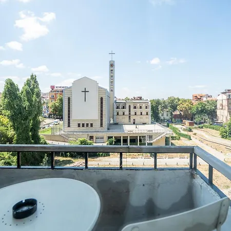 Bright & 2br In Historic Heart Of