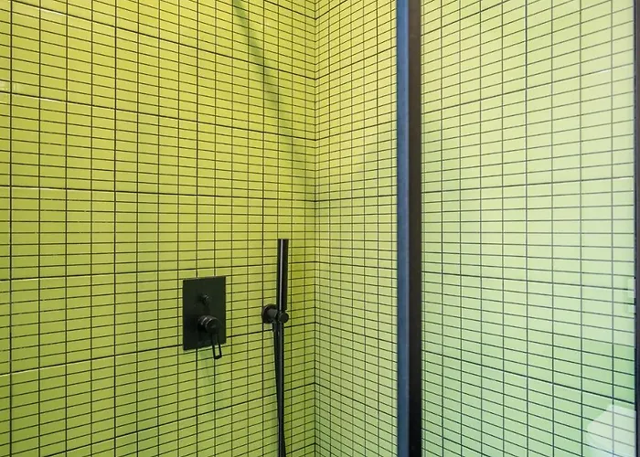 Bright & 2br In Historic Heart Of *