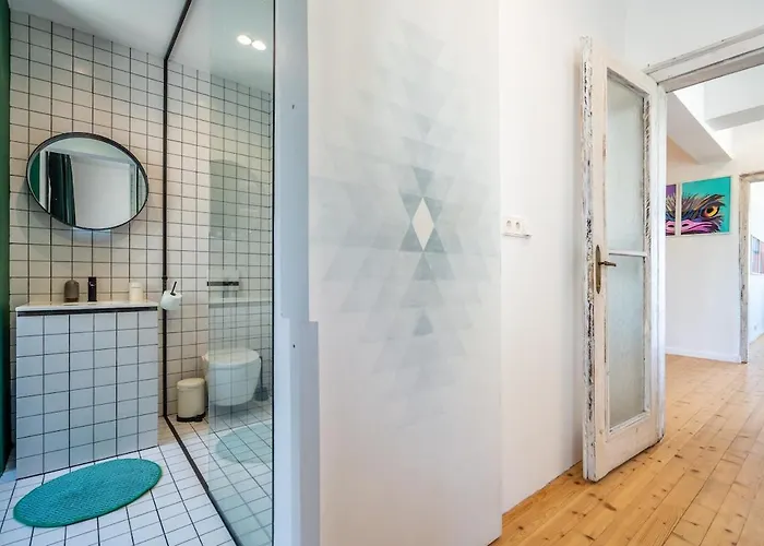 Bright & 2br In Historic Heart Of