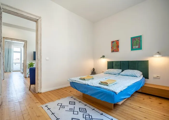 Bright & 2br In Historic Heart Of