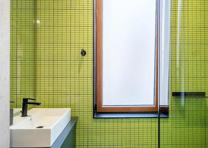 Bright & 2br In Historic Heart Of *