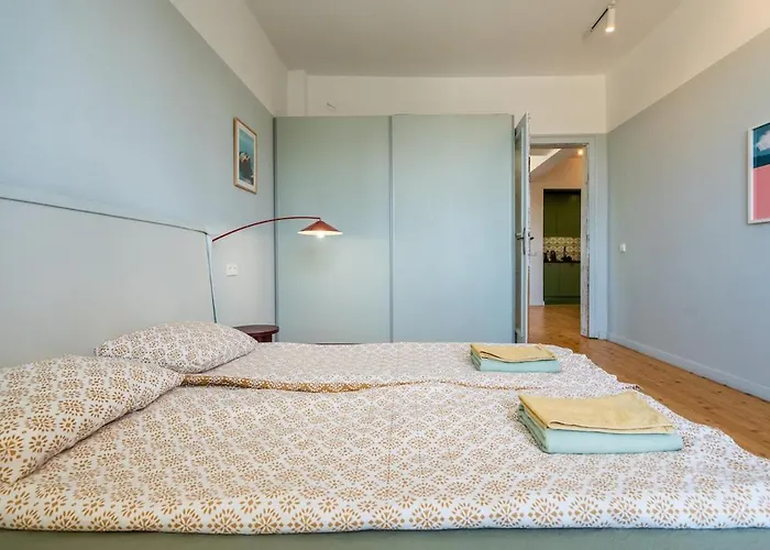 Bright & 2br In Historic Heart Of