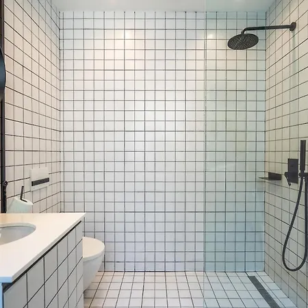 Bright & 2br In Historic Heart Of Apartment *