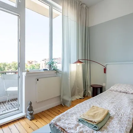 Bright & 2br In Historic Heart Of *