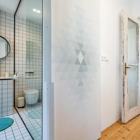 Bright & 2br In Historic Heart Of